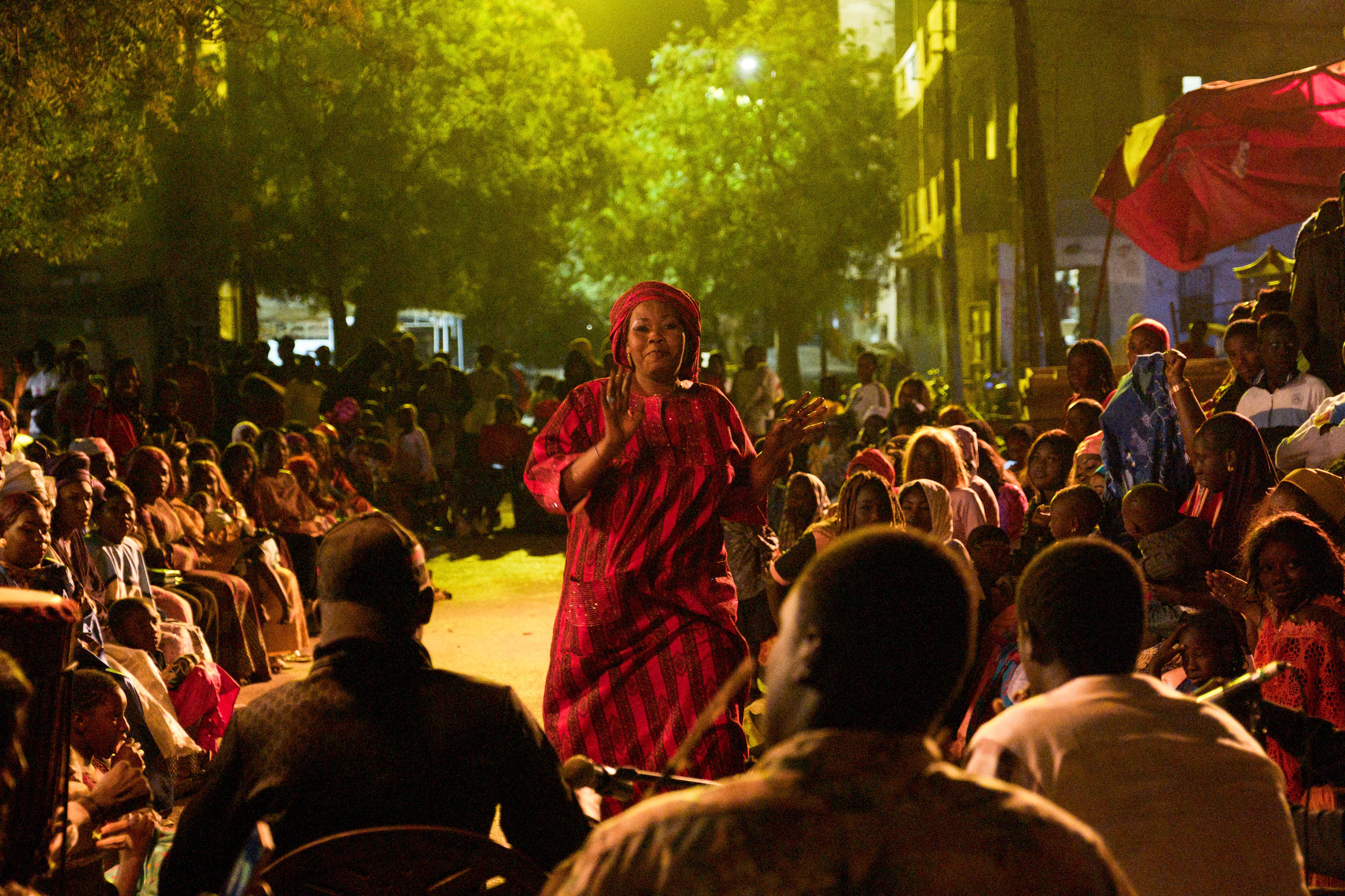 La madre canta y baila, la madre también quiere tener a su hijo cerca toda su vida, pero así no funcionan los deseos...