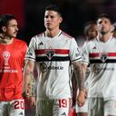 James Rodríguez, del Sao Paulo de Brasil, sale del campo con sus compañeros de equipo después de perder ante la Liga Deportiva Universitaria de Ecuador durante el partido de vuelta de los cuartos de final de la Copa Sudamericana en el estadio Morumbi en Sao Paulo, Brasil, el jueves 31 de agosto de 2023. (Foto AP /André Penner)