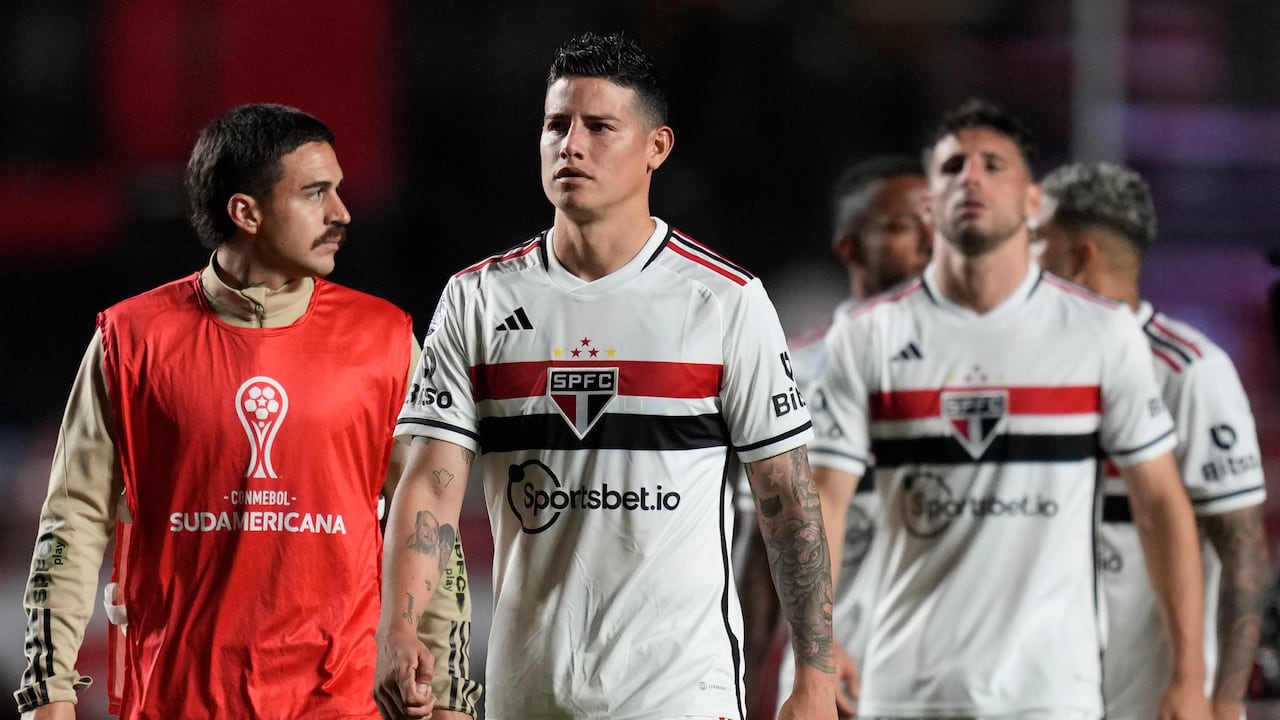 James Rodríguez, del Sao Paulo de Brasil, sale del campo con sus compañeros de equipo después de perder ante la Liga Deportiva Universitaria de Ecuador durante el partido de vuelta de los cuartos de final de la Copa Sudamericana en el estadio Morumbi en Sao Paulo, Brasil, el jueves 31 de agosto de 2023. (Foto AP /André Penner)
