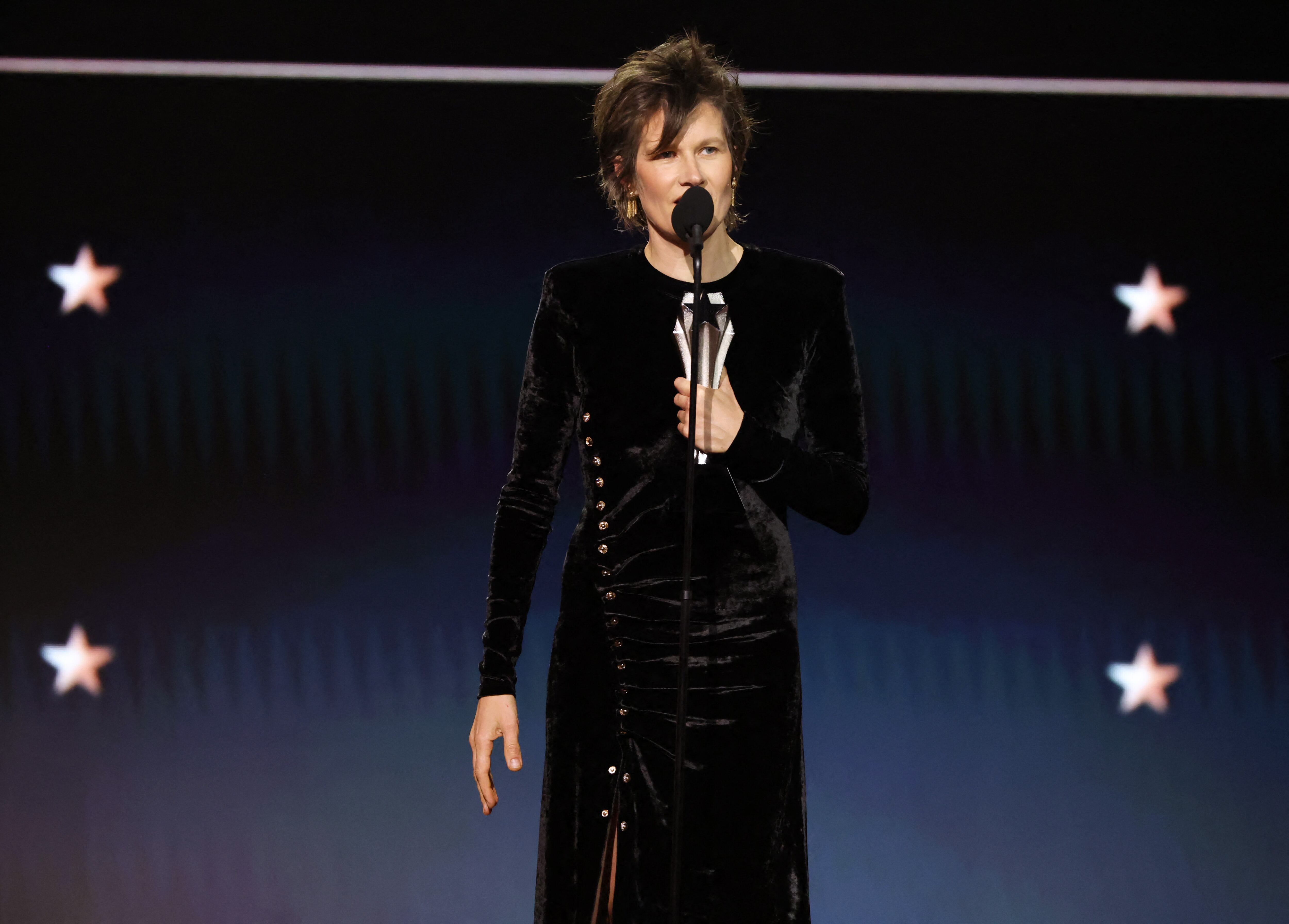 Camille Dalmais recibe el premio a la Mejor Canción por "Emilia Pérez" en el escenario durante la 30ª entrega anual de los Premios Critics Choice.