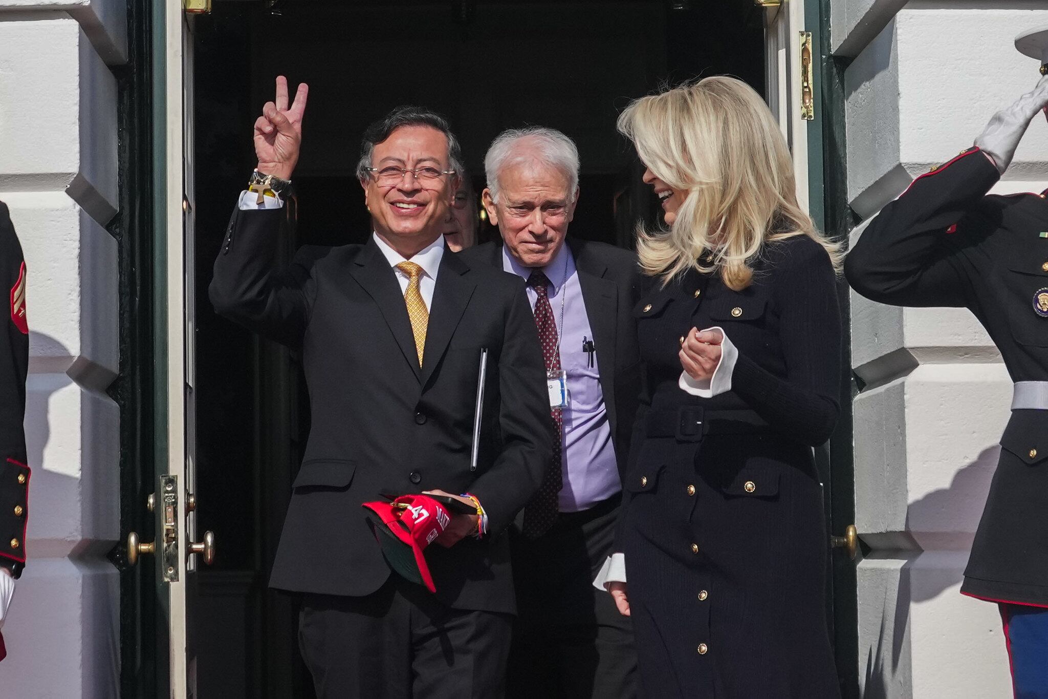 El presidente, Gustavo Petro, al momento de recibir en Washington la tradicional gorra de Donald Trump, su homólogo estadounidense, el 3 de febrero de 2026