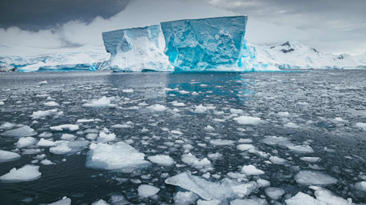 Iceberg en la Antártida se destruyó.