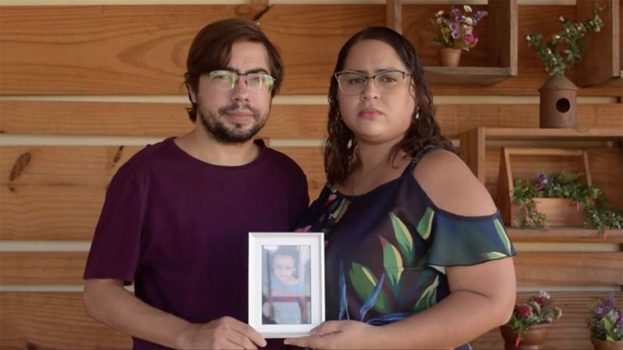 Lucas estaba tan enfermo que necesitó recibir dos dosis de inmunoglobulina. Desarrolló una erupción en su cuerpo y tenía fiebre persistente. Necesitaba apoyo para respirar.