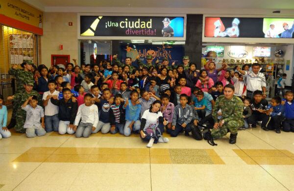 A su llegada los niños fueron recibidos con gran expectativa por miembros del Ejército Nacional. El primer recorrido por la ciudad fue hasta el Centro de Atracciones Divercity donde jugaron a ser grandes.