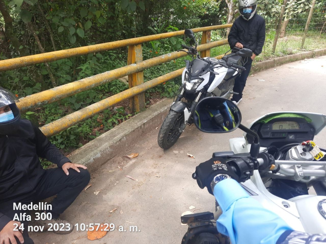 Hombres propinaron brutal golpiza a una agente de tránsito de Medellín, quien días antes denunció a su superior por acoso sexual y laboral.