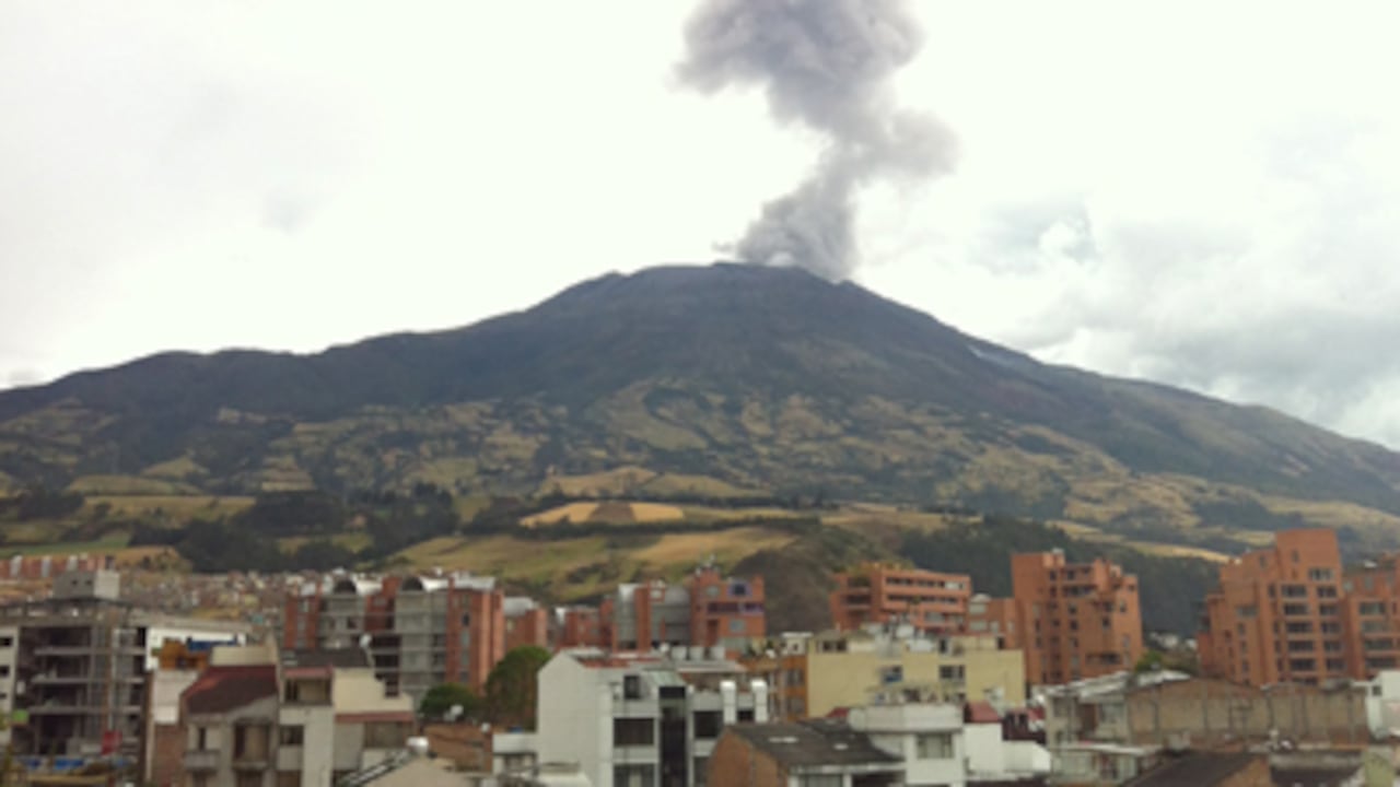 El volcán Galeras se localiza en el departamento de Nariño, aproximadamente a 9 km al occidente de la Ciudad de San Juan de Pasto.