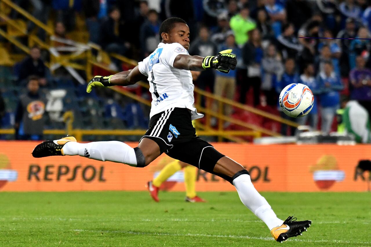 BOGOTA, COLOMBIA - APRIL 01: Wuilker Fariñez of Millonarios kicks the ball with during a 12th round match between Millonarios and Atletico Bucaramanga as part of the Liga Aguila I at the Nemesio Camacho El Campin Stadium on April 01, 2018 in Bogota, Colombia. (Photo by Luis Ramirez/Vizzor Image/Getty Images)