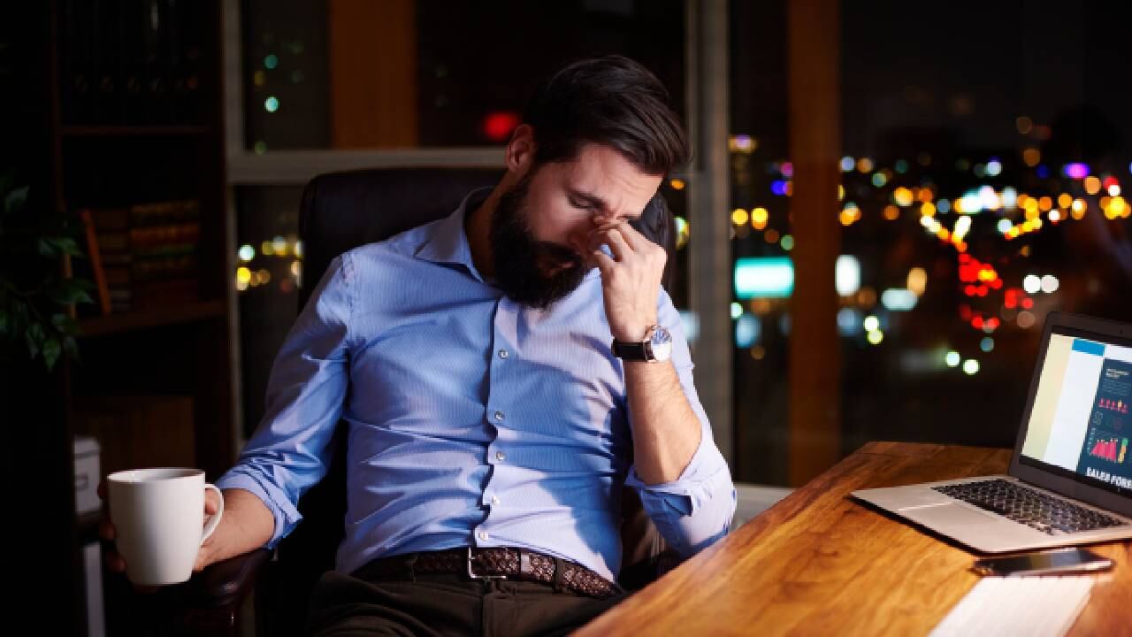 El consumo de cafeína ayuda a estar despierto, pero consumirla en exceso puede generar problemas al organismo. Foto: Gettyimages.
