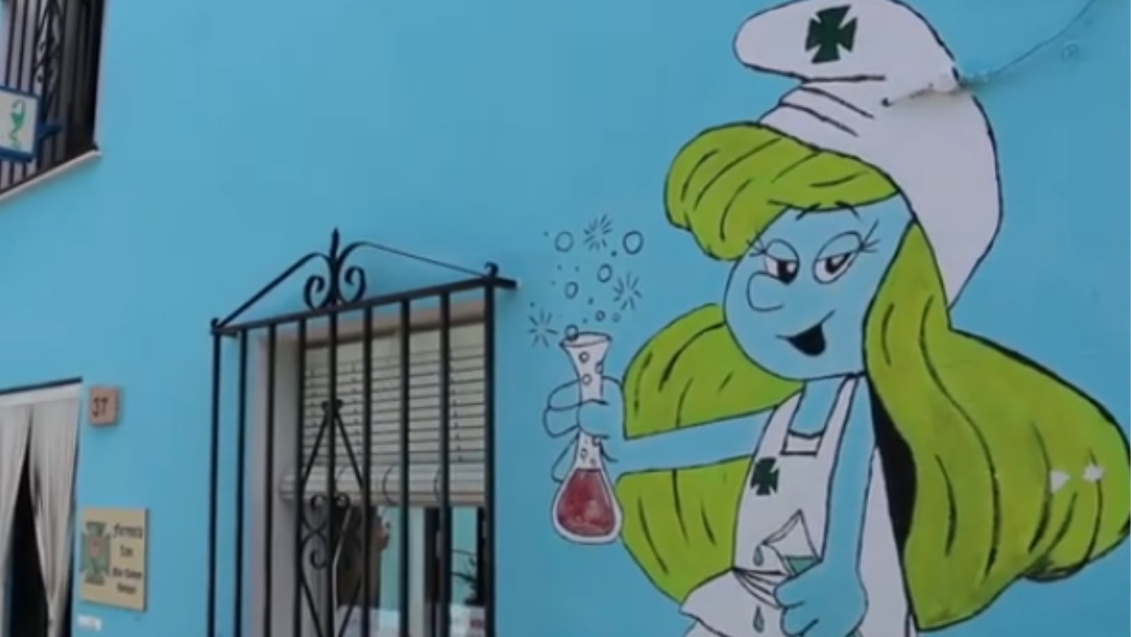 Disfrute de los murales que se encuentran en las calles del pueblo pitufo, en España