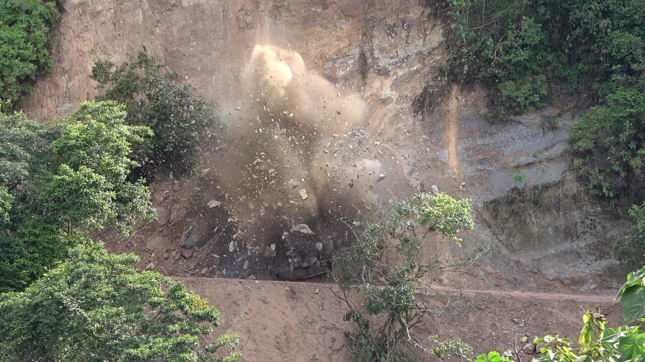 Técnicos en explosivos del Ejército Nacional despejaron la Troncal del Hacha en Florencia.