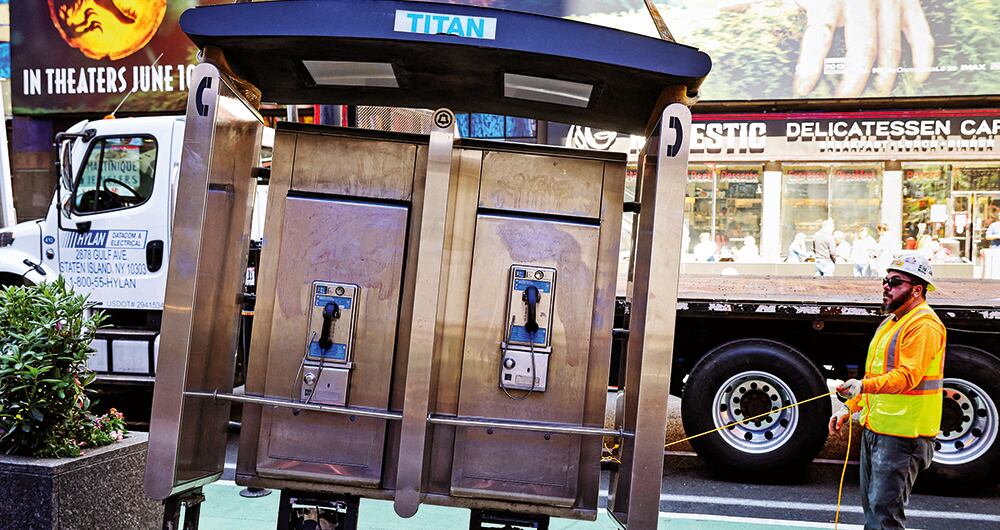 Una cabina telefónica es una pequeña estructura que en su interior contiene un teléfono público. El diseño más conocido de las cabinas telefónicas son las rojas usadas en varias ciudades del mundo.