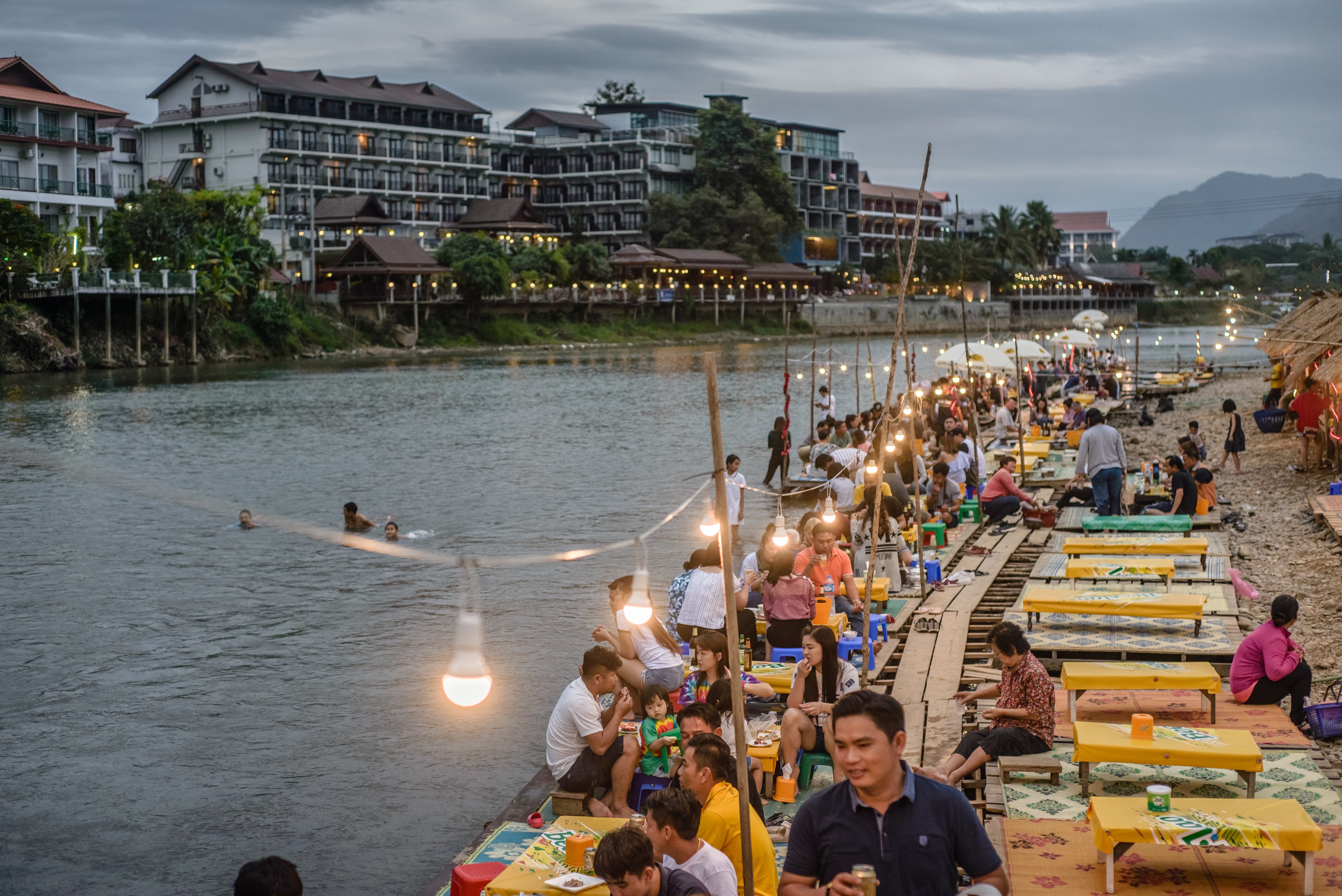 Vista de Vang Vieng, Laos, en diciembre de 2018. Desde finales de los 90, Vang Vieng se abrió al turismo para mochileros occidentales