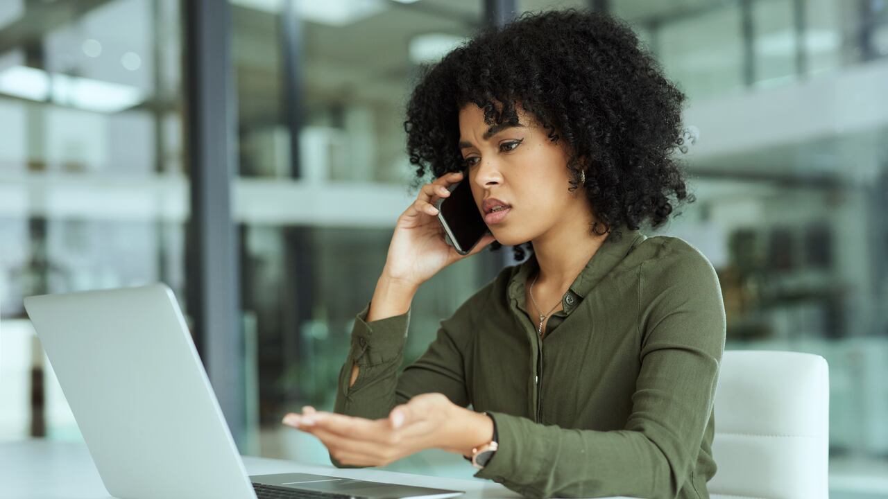 Cuando un teléfono ha sido intervenido, los usuarios difícilmente logran descubrir esta situación y por ello es clave aprender a identificar algunos elementos que pueden exponer dicha situación.
