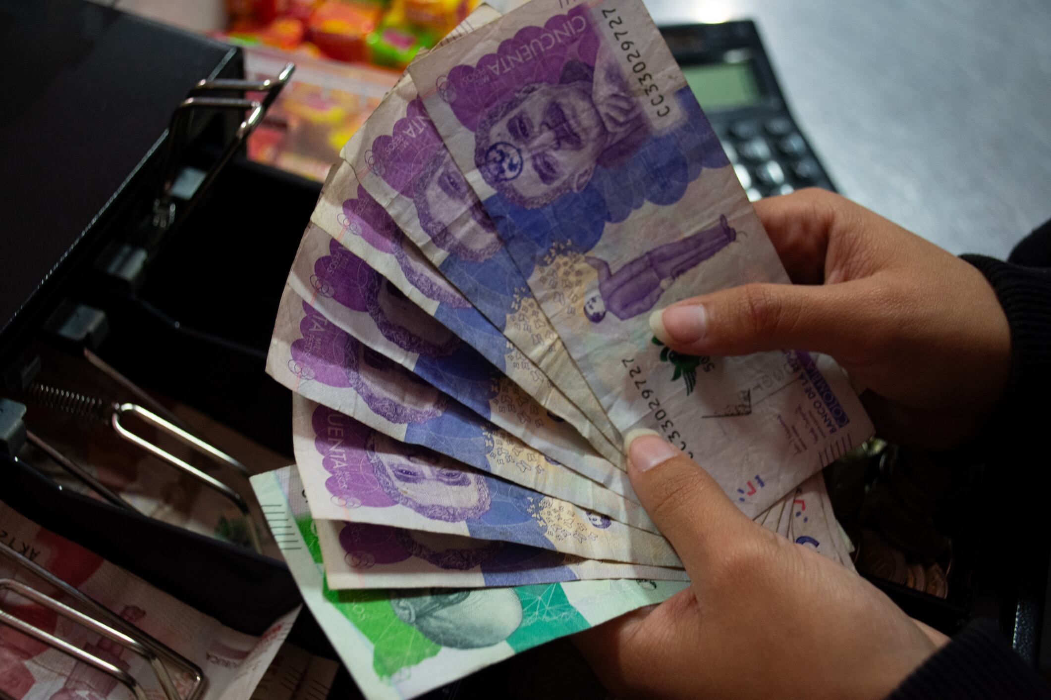 La Policía Nacional de España ha advertido sobre el tocomocho, una modalidad de estafa que, a pesar de su antigüedad, sigue atrapando a ciudadanos desprevenidos en su búsqueda de fortuna.