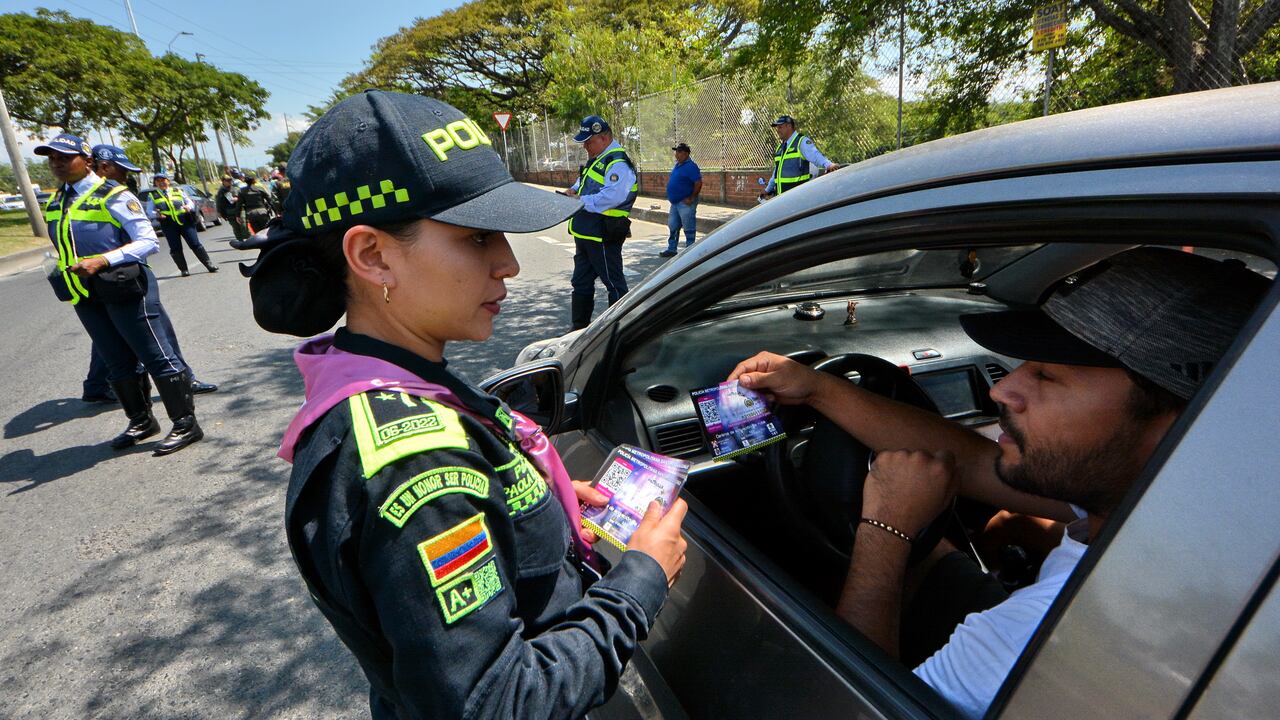 Operativo Plan Retorno en diferentes entradas a Cali, entre Secretaría de Tránsito, Policía Nacional y Ejército Nacional, en el primer puente festivo del año