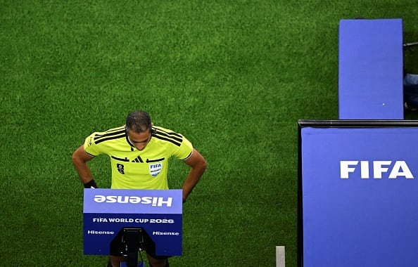 El sistema permite revisar acciones como goles, penales, tarjetas rojas directas y posibles errores de identificación de jugadores.