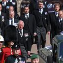 De frente a la izquierda, el príncipe Carlos de Gran Bretaña, el príncipe Andrés. El Príncipe Eduardo, el Príncipe William, Peter Phillips, el Príncipe Harry, el Conde de Snowdon y Tim Laurence siguen el ataúd que el ataúd hace su camino más allá de la Torre Redonda durante el funeral del Príncipe Felipe de Gran Bretaña dentro del Castillo de Windsor en Windsor, Inglaterra, el sábado 17 de abril de 2021. (Leon Neal / Pool vía AP)