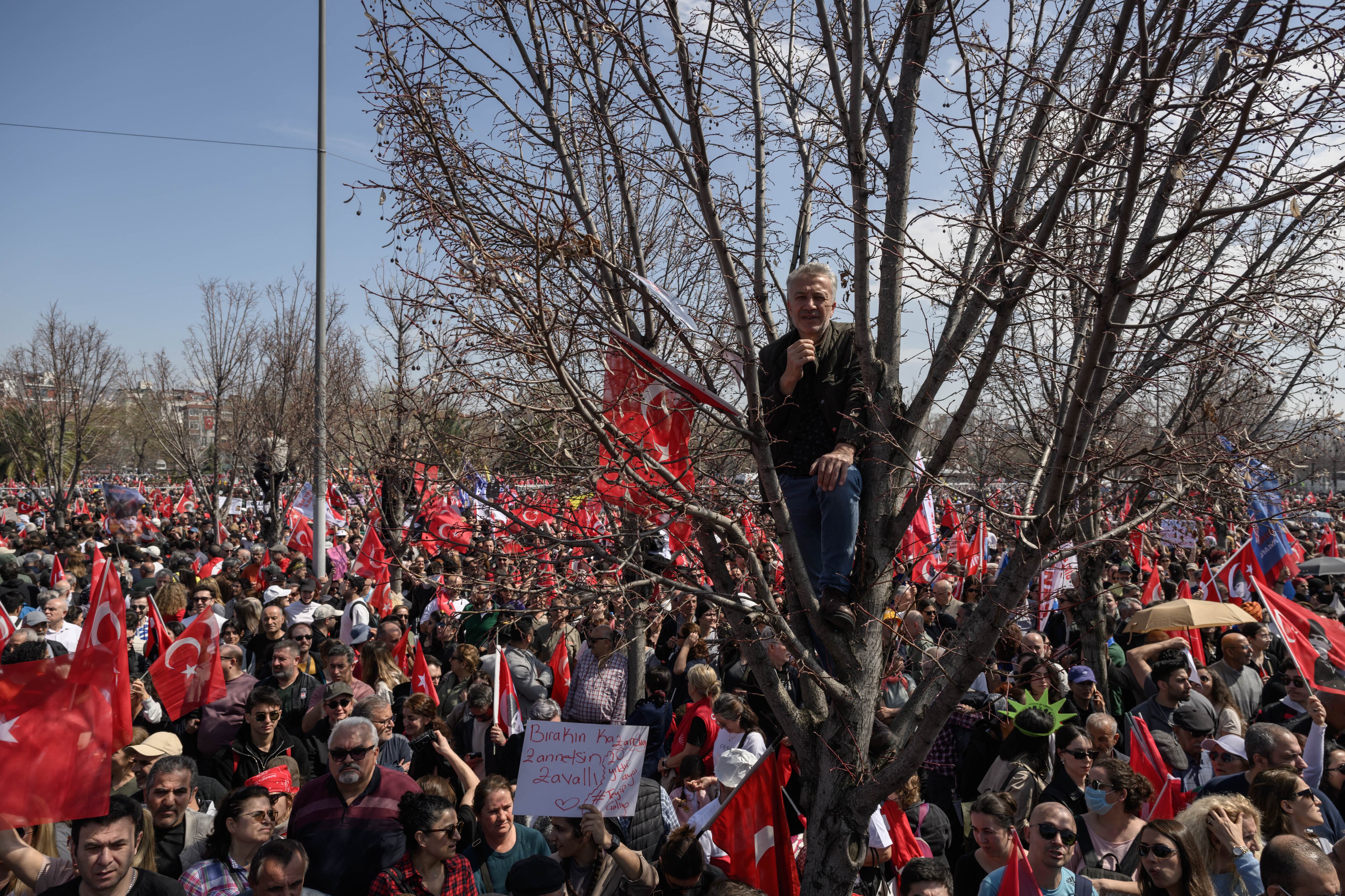 Manifestantes asisten a una manifestación convocada por el Partido Republicano del Pueblo (CHP) en apoyo al alcalde de Estambul, Ekrem Imanoglu, arrestado en Maltepe, a las afueras de Estambul, el 29 de marzo de 2025