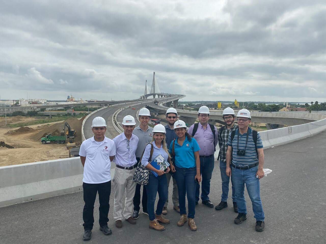 Equipo interdisciplinario de la Universidad de la Costa, que participó en proyecto para la gestión de RCD de la futura demolición del puente Pumarejo.