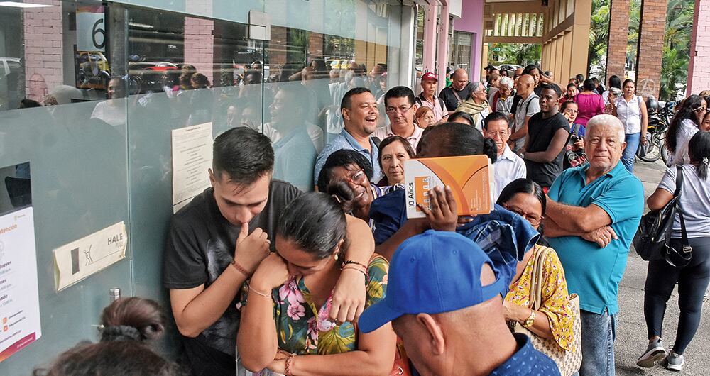 Largas filas para reclamar medicamentos.