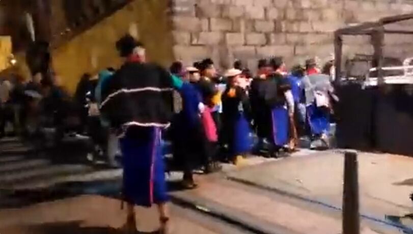 Indígenas intentan entrar a la Casa de Nariño.
