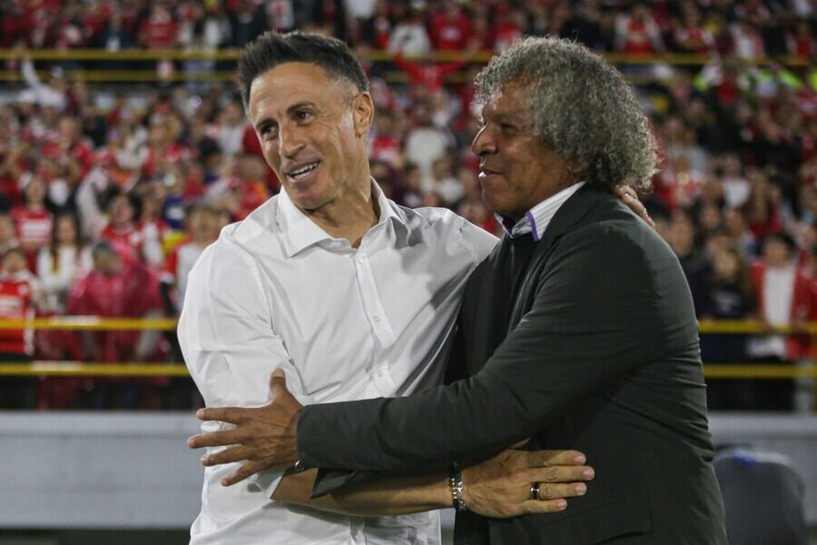 Pablo Peirano (izq.) y Alberto Gamero (der.) se saludaron fraternalmente al inicio del partido.