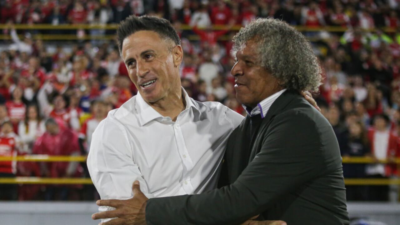 Pablo Peirano (izq.) y Alberto Gamero (der.) se saludaron fraternalmente al inicio del partido.