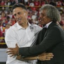 Pablo Peirano (izq.) y Alberto Gamero (der.) se saludaron fraternalmente al inicio del partido.