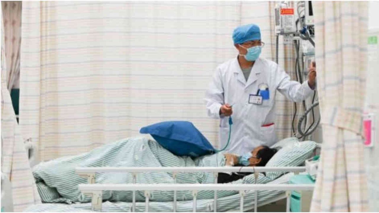 El paciente, cuya identidad no fue revelada, fue hospitalizado tras dos días de tos y fiebre, pero sus perspectivas no eran muy prometedoras