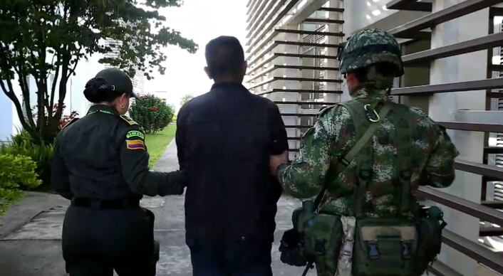 En poder de la Fiscalía quedó el capturado, un peligros explosivista, según el Ejército, perteneciente a las disidencias de las Farc, que buscan la 'paz total'.