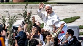 El papa León XIV saluda a la multitud en la misa del Domingo de Ramos en la Plaza de San Pedro, en el Vaticano, el 29 de marzo de 2026.