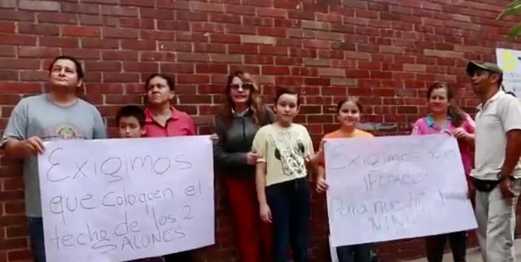 Padres de familia, docentes y estudiantes realizaron el plantón