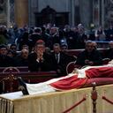 El cardenal alemán Rainer Woelki reza frente al cuerpo del difunto papa emérito Benedicto XVI, con la cabeza apoyada en un par de almohadas carmesí, en la Basílica de San Pedro en el Vaticano, el miércoles 4 de enero de 2023, mientras miles de la gente desfiló para rendir homenaje al pontífice que conmocionó al mundo al jubilarse hace una década. (AP Photo/Antonio Calanni)