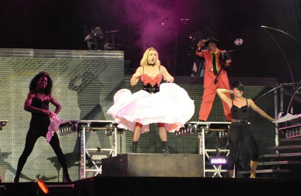 La interprete de "Toxic" hizo uso del "playback", es decir, movía los labios fingiendo que cantaba sobre una melodía pregrabada, lo que cuestionó mucho el público.