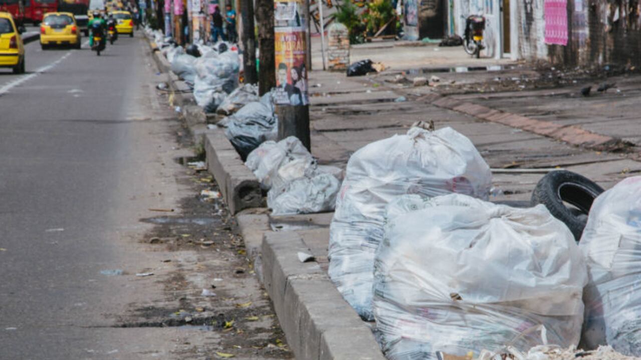 Problemas viales en Doña Juana generan retraso en la recolección de basuras.