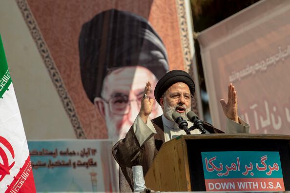 El presidente de Irán, Ebrahim Raisí, afirmó que los “enemigos” del país están llevando a cabo estos ataques con gas para provocar el caos, tras anunciar que su Gobierno buscará poner fin a esta “conspiración”. (Photo by Contributor#072019/Getty Images)