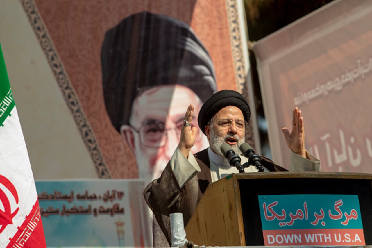 El presidente de Irán, Ebrahim Raisí, afirmó que los “enemigos” del país están llevando a cabo estos ataques con gas para provocar el caos, tras anunciar que su Gobierno buscará poner fin a esta “conspiración”. (Photo by Contributor#072019/Getty Images)