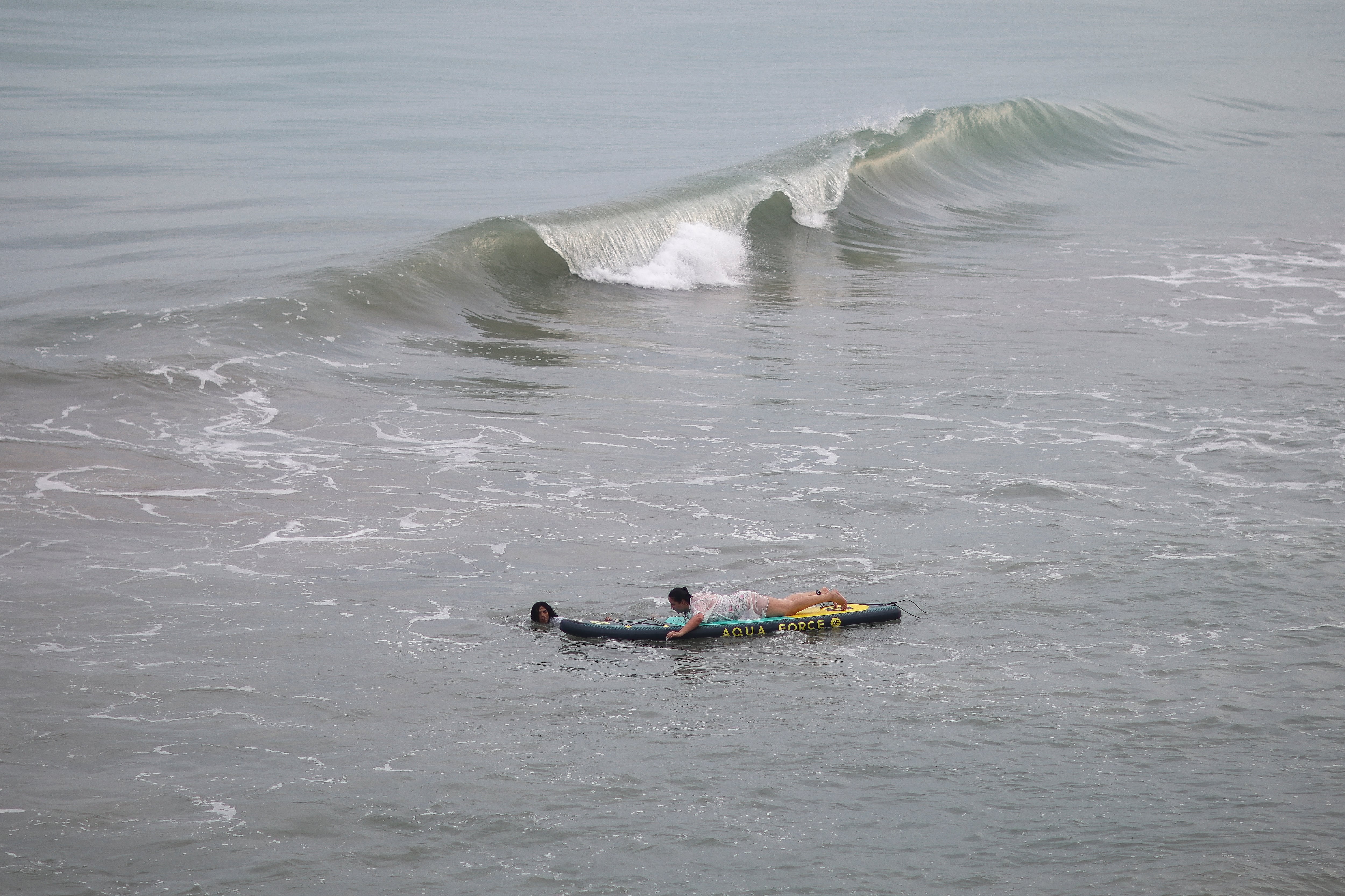 En Dibulla, los turistas pueden practicar surf así no tengan experiencia.