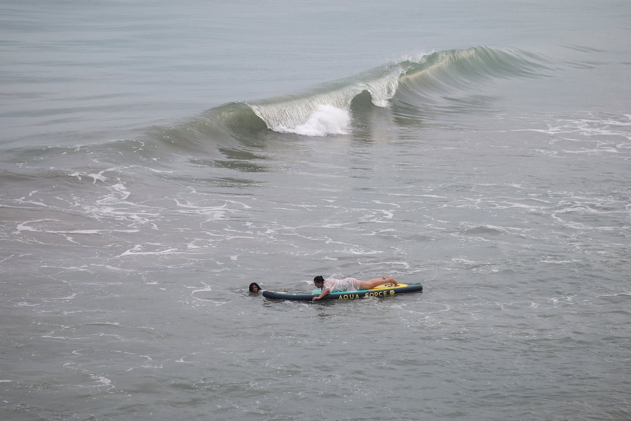 En Dibulla, los turistas pueden practicar surf así no tengan experiencia.
