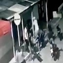 Una cámara de seguridad grabó el atraco masivo de los motorizados en Barranquilla.