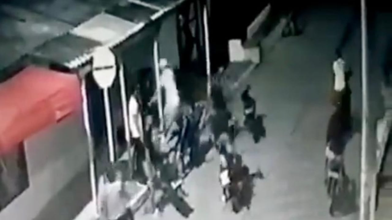 Una cámara de seguridad grabó el atraco masivo de los motorizados en Barranquilla.