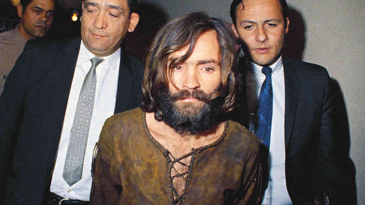 Manson, nacido en Ohio, tuvo una familia bastante disfuncional. Nunca conoció a su padre y su madre, quien lo tuvo a los 17 años, robaba. De hecho, obtuvo su famoso apellido de un padrastro.