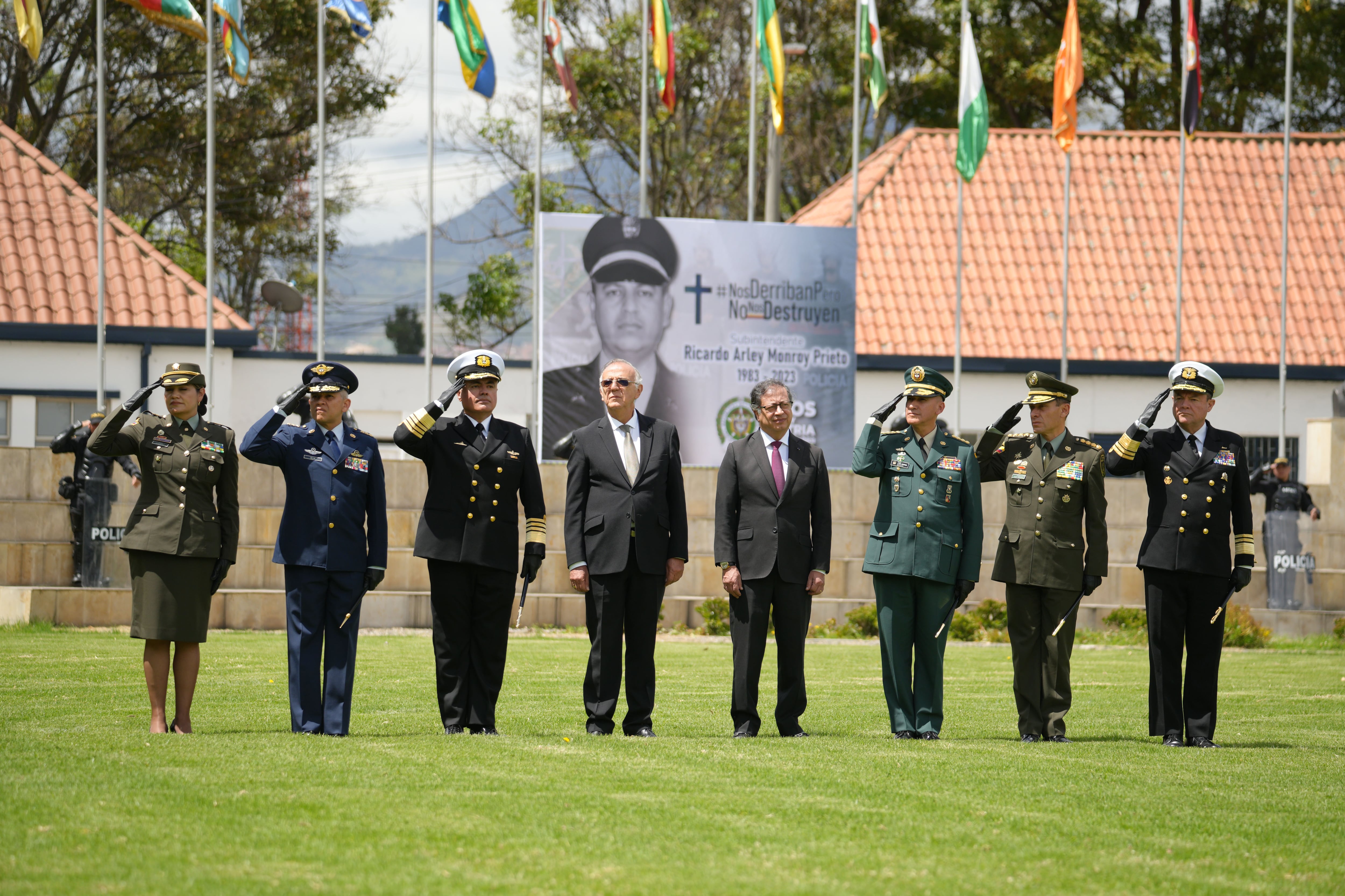Condecoración miembros de la policía y el ejercito