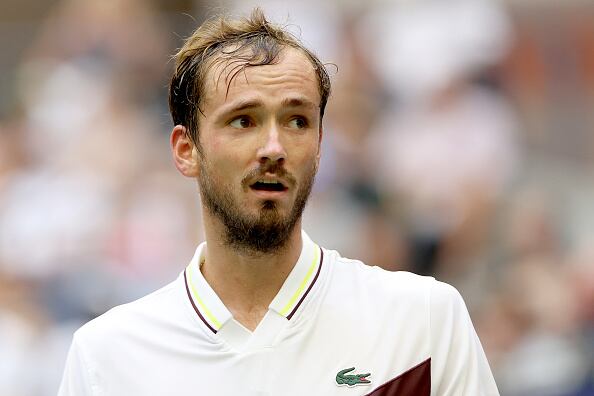 ajo temperaturas que rondaban los 35º, un extenuado Medvedev se acercó durante el tercer set a una de las cámaras de la pista para mandar un mensaje de protesta.