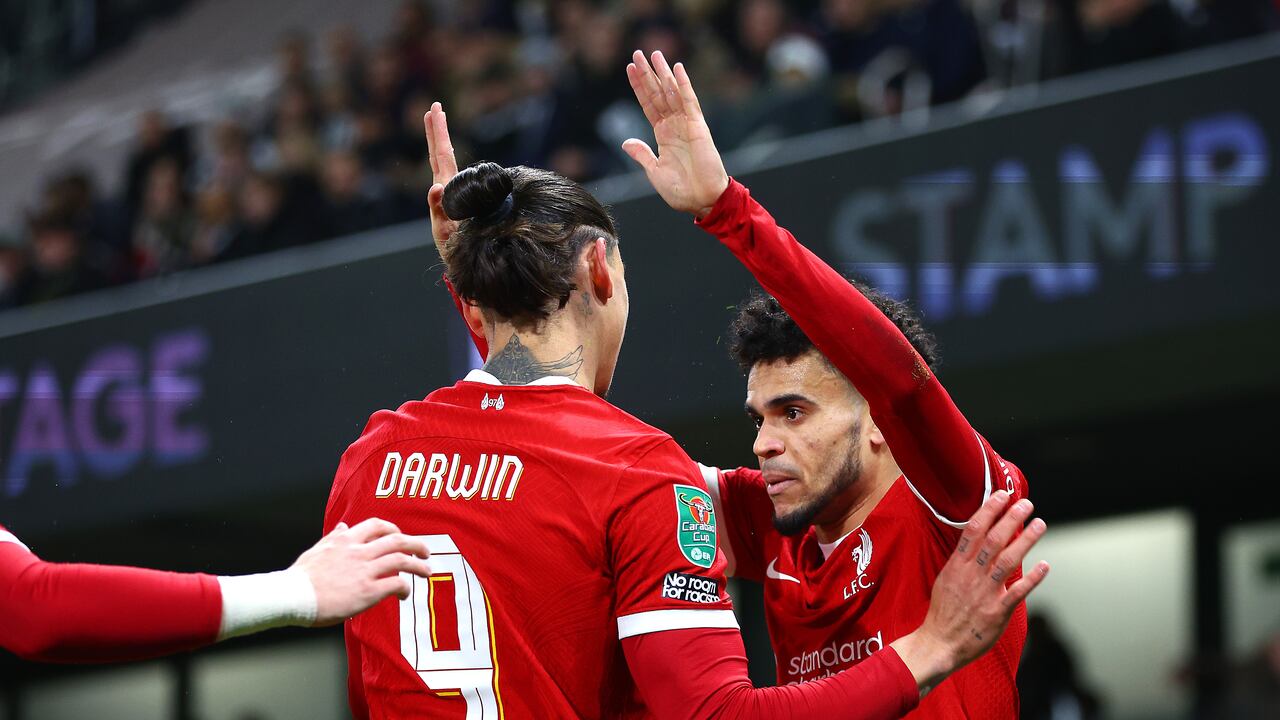 LONDON, ENGLAND - JANUARY 24: Luis Diaz of Liverpool celebrates scoring his team's first goal with teammate Darwin Nunez during the Carabao Cup Semi Final Second Leg match between Fulham and Liverpool at Craven Cottage on January 24, 2024 in London, England. (Photo by Clive Rose/Getty Images)