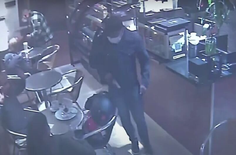 Un testigo del asalto proporcionó detalles sobre la apariencia de los delincuentes que ingresaron al local.