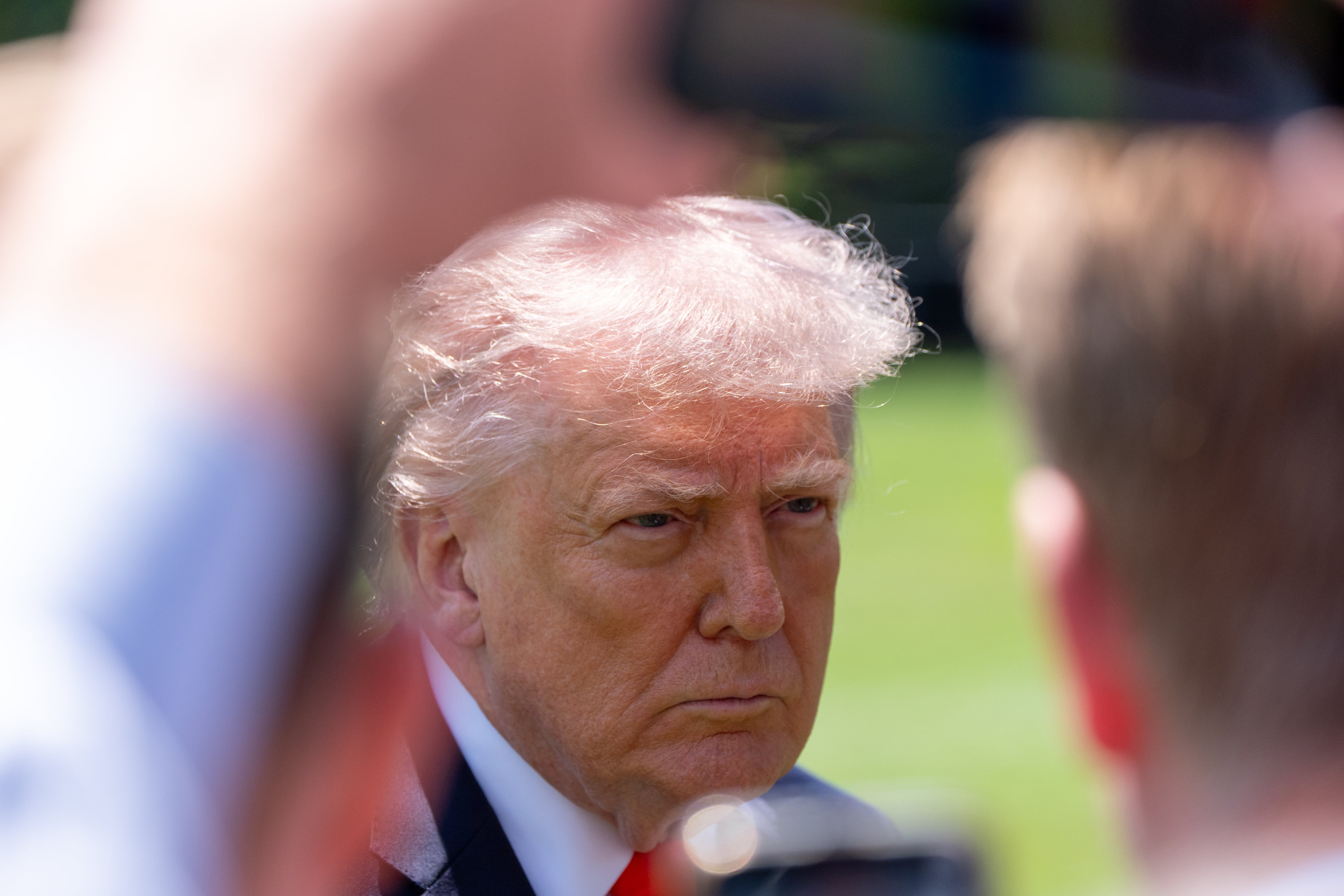 El presidente Donald Trump habla con los periodistas antes de partir en el helicóptero presidencial Marine One desde el jardín sur de la Casa Blanca.