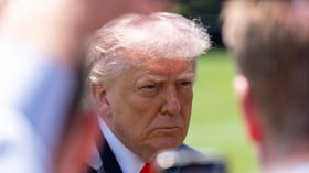 El presidente Donald Trump habla con los periodistas antes de partir en el helicóptero presidencial Marine One desde el jardín sur de la Casa Blanca.