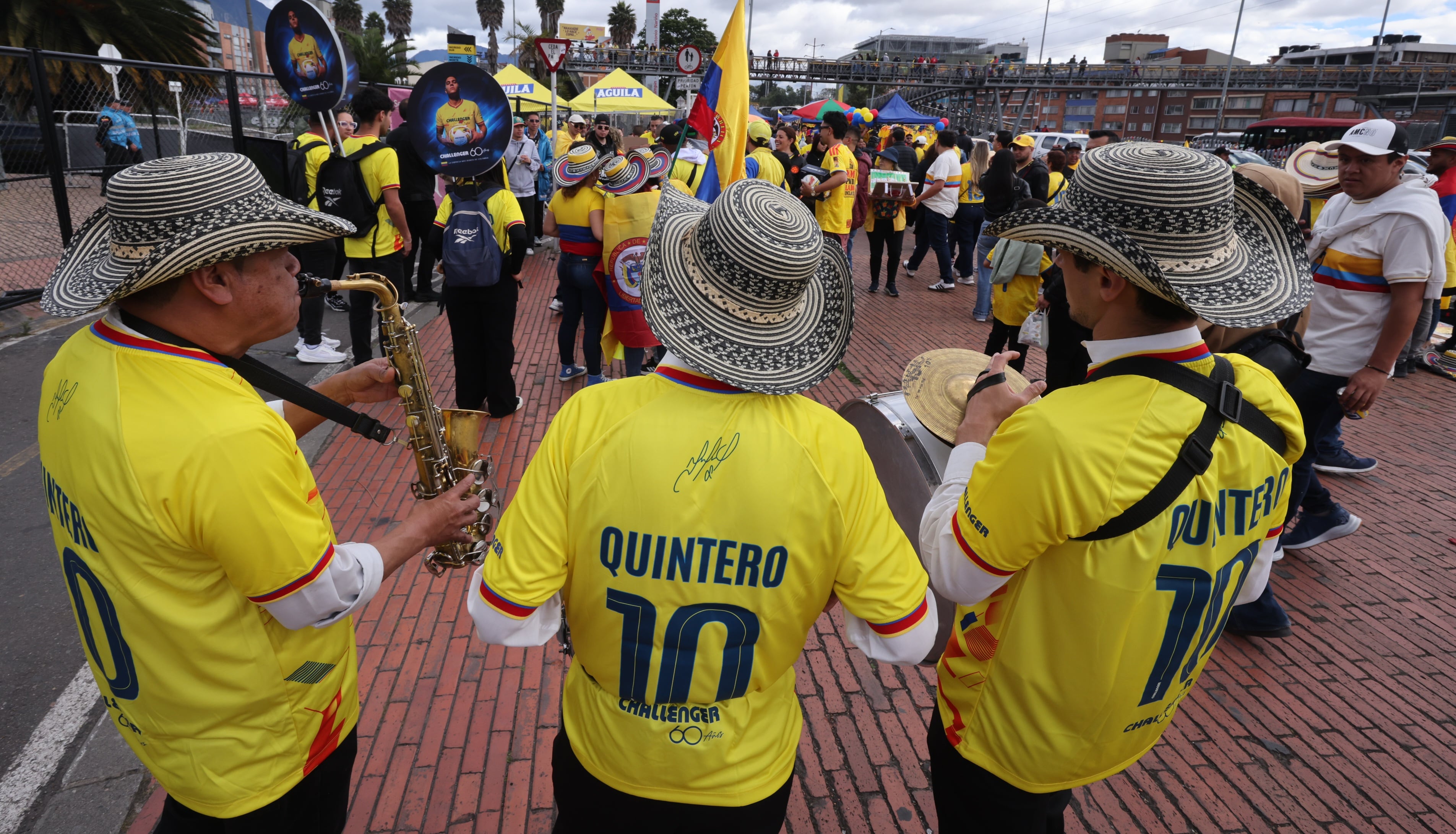 Hinchas de la Selección Colombia, en los alrededores del Estadio el Campín