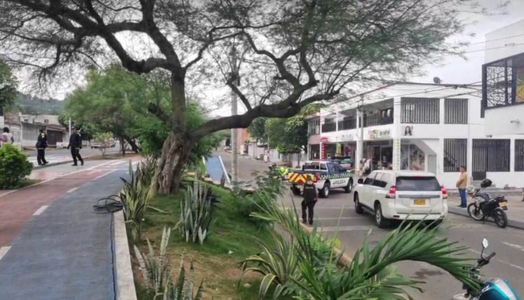 Esta es la doble vía del barrio La Victoria.